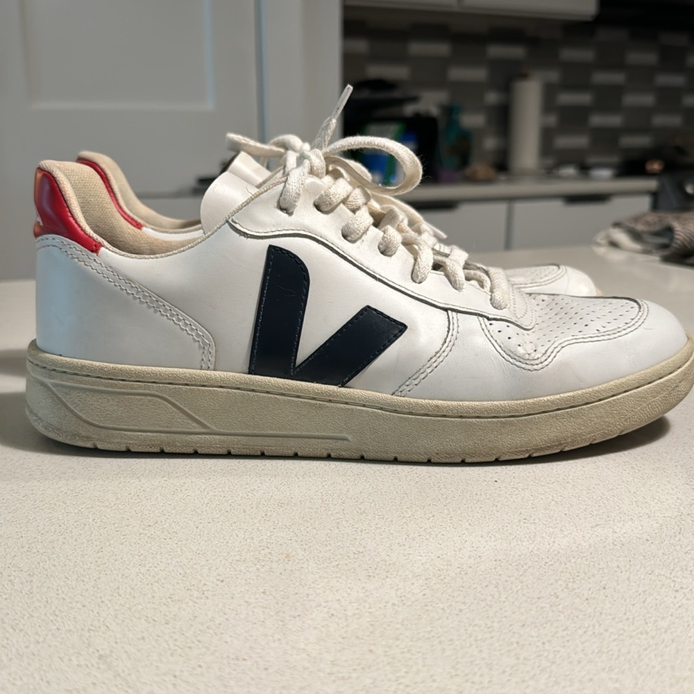 Veja V-10 leather trainers, barely used. Women’s size 10 (41)